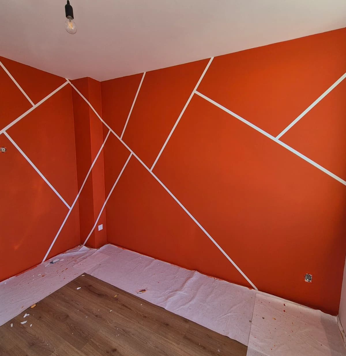 Geometrische accentmuur, binnenschilderwerk door Schildersbedrijf M. Koster